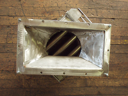 Magnetic particle separator: top view showing grate in the transition area of the pipe